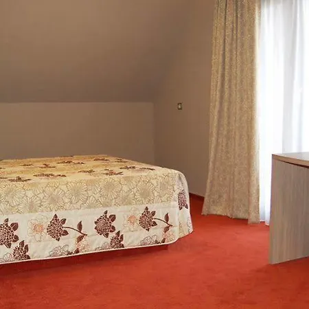 Restaurant Au Parc Des Cigognes Hotel 2*